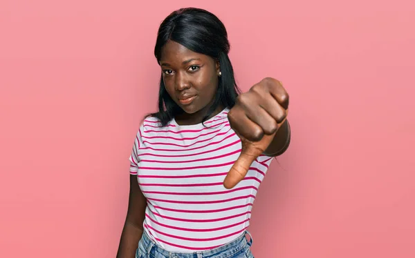 Jeune Femme Africaine Portant Casual Shirt Rayé Regardant Malheureux Colère — Photo