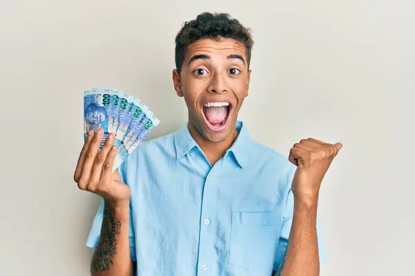 Joven Hombre Afroamericano Guapo Sosteniendo Billetes 100 Rand Sudafricanos Apuntando —  Fotos de Stock