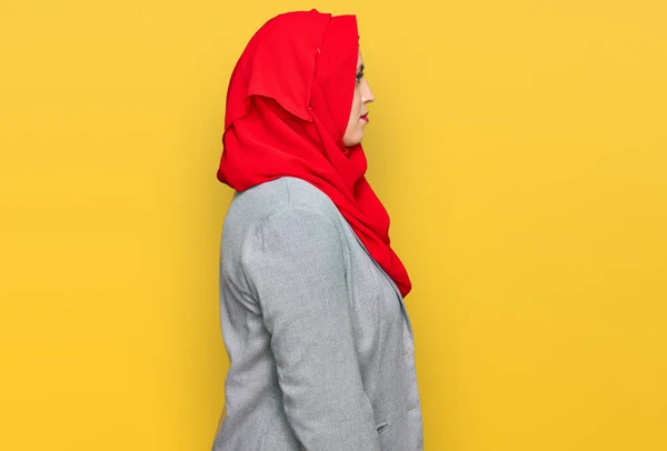 美丽的他惊慌失措的女人头戴传统的伊斯兰头巾 面带微笑 自然地放松自己 — 图库照片