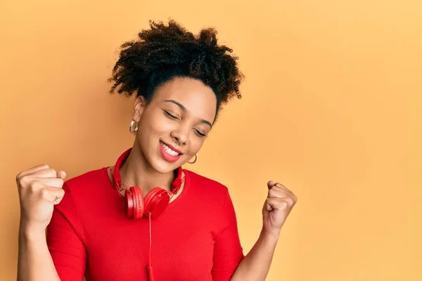 Chica Afroamericana Joven Escuchando Música Usando Auriculares Muy Felices Emocionados —  Fotos de Stock