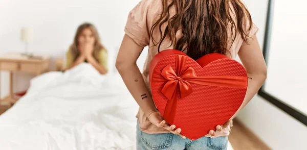 Młoda Kobieta Zaskakuje Swoją Dziewczynę Walentynkowym Prezentem Sypialni — Zdjęcie stockowe