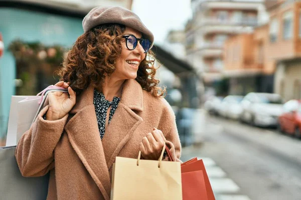 Hispanische Frau Mittleren Alters Lächelt Glücklich Beim Einkaufen Der Stadt — Stockfoto