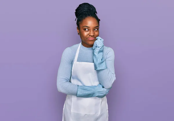 Mujer Afroamericana Joven Usando Delantal Cara Seria Pensando Pregunta Con —  Fotos de Stock