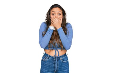 Gündelik kıyafetler giyen genç İspanyol kız yanlışlıkla elleri ile ağzını kapatırken şok oldu. gizli kavram. 