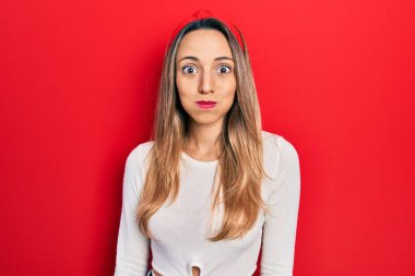 Güzel İspanyol kadın kırmızı diyadem giyerek komik yüzlü yanakları şişiriyor. Havayla şişmiş ağız, çılgın bir ifade.. 