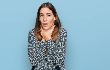 Genç ve güzel bir kadın günlük kıyafetler giyip bağırıyor ve boğularak ölüyor çünkü acı verici bir şekilde boğulmuş. Sağlık problemi. Boğulma ve intihar konsepti. 