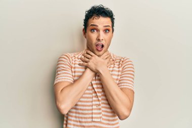 Makyaj yapan yakışıklı bir adam günlük tişört giyip bağırıyor ve boğularak ölüyor çünkü acı verici bir boğulma. Sağlık problemi. Boğulma ve intihar konsepti. 