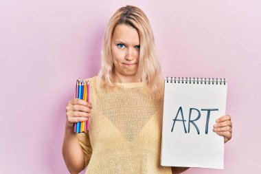 Güzel, beyaz, sarışın bir kadın elinde sanat defteri ve renkli kalemler tutuyordu. Bunalımdaydı ve üzüntüden ağlıyordu. Öfkeli ve korkmuştu. hüzünlü ifade. 