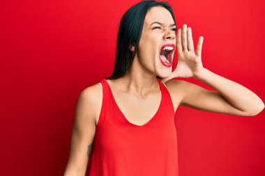 Kolsuz tişörtlü, sıradan giyinen genç İspanyol kız el ele tutuşarak bağırıyor ve çığlık atıyordu. iletişim konsepti. 