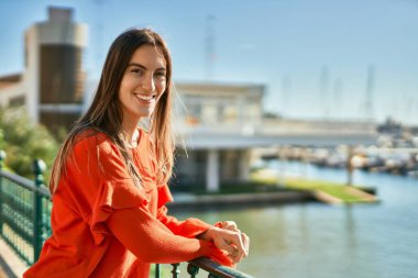 Genç İspanyol kadın gülümsüyor mutlu bir şekilde Balustrade 'a yaslanıyor.