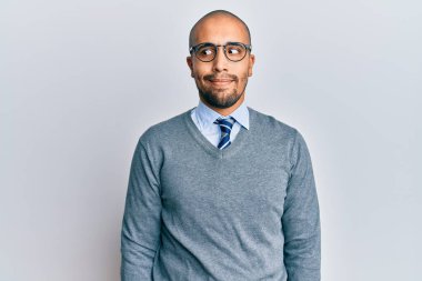 Gözlüklü ve iş adamı gibi gülümseyen İspanyol bir adam yan bakıp düşünüyor.. 