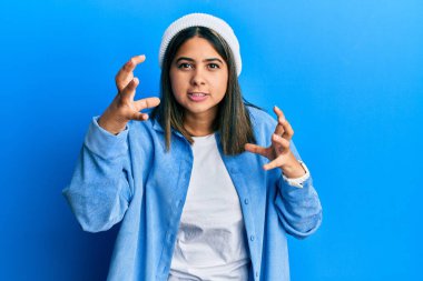 Tatlı yün şapkalı genç Latin kadın öfkeyle bağırıyor, elleri boğazlamaya çalışıyor, deli gibi bağırıyor. 