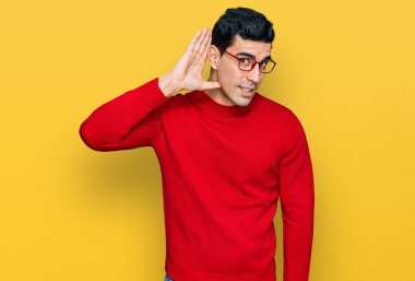 Sıradan kıyafetler ve gözlük takan yakışıklı İspanyol bir adam. Kulağından kulağa gülümsüyor. Dedikoduları ve dedikoduları dinliyor. Sağırlık kavramı. 