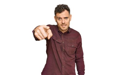 Gündelik kıyafetler giyen genç İspanyol adam kameraya kızgın ve sinirli bir şekilde seni işaret ediyor. 