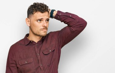 Gündelik kıyafetler giyen genç İspanyol adam soru sorup kafasını karıştırıyor. Şüpheyle kararsız, kafa kafaya düşünerek. Düşünceli kavram. 