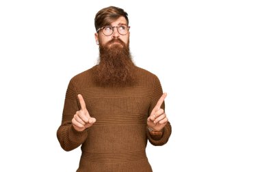 Genç İrlandalı kızıl elbiseli ve gözlüklü adam üzgün ve üzgün görünüyor, parmaklarıyla yönü gösteriyor, mutsuz ve depresif.. 