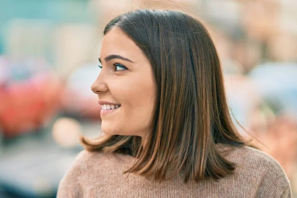 Joven Mujer Hispana Sonriendo Feliz Pie Ciudad —  Fotos de Stock