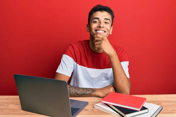 Jovem Afro Americano Bonito Estudando Para Escola Usando Laptop Sorrindo — Fotografia de Stock