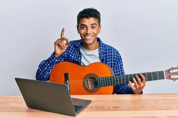 Joven Hombre Afroamericano Guapo Aprender Guitarra Clásica Tutorial Línea Sorprendido —  Fotos de Stock