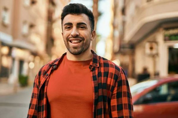 Joven Hispano Sonriendo Feliz Pie Ciudad — Foto de Stock