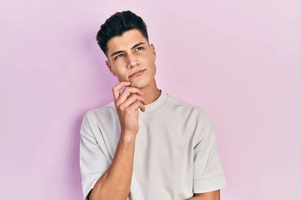 Joven Hombre Hispano Con Camiseta Blanca Casual Pensando Concentrado Duda — Foto de Stock