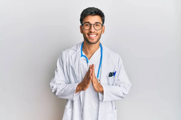 Jovem Homem Bonito Vestindo Uniforme Médico Estetoscópio Orando Com Mãos — Fotografia de Stock