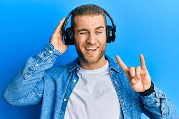 Ung Kaukasier Man Med Hörlurar Och Gör Rock Symbol Blinkar — Stockfoto