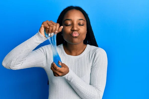 Mulher Afro Americana Com Cabelo Trançado Segurando Lodo Olhando Para — Fotografia de Stock