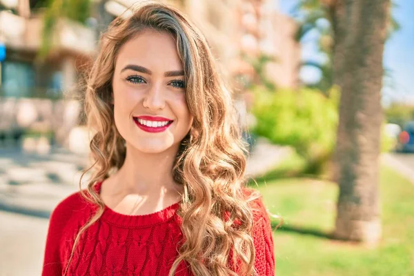 Giovane Ragazza Bionda Sorridente Felice Passeggiando Città — Foto Stock