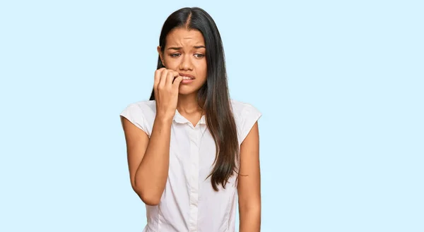 Schöne Hispanische Frau Lässiger Kleidung Sieht Gestresst Und Nervös Aus — Stockfoto