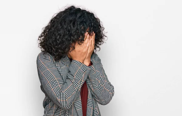 Jonge Spaanse Vrouw Draagt Zakelijke Kleding Met Een Droevige Uitdrukking — Stockfoto