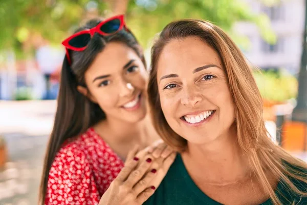 Mooie Latijns Amerikaanse Moeder Dochter Vakantie Glimlachend Blij Staande Stad — Stockfoto