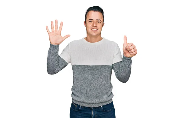 Schöner Junger Mann Lässigem Winterpullover Der Mit Finger Nummer Sechs — Stockfoto