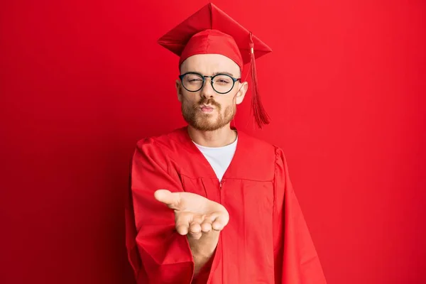 Νεαρός Κοκκινομάλλης Που Φοράει Κόκκινο Καπέλο Αποφοίτησης Και Επίσημη Ρόμπα — Φωτογραφία Αρχείου