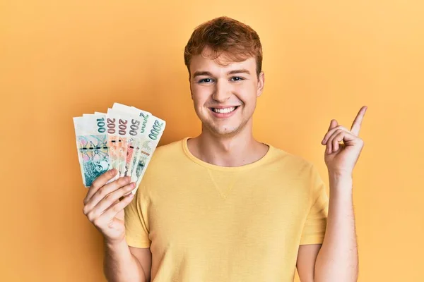 Jonge Blanke Man Draagt Een Bril Met Tsjechische Koruna Bankbiljetten — Stockfoto