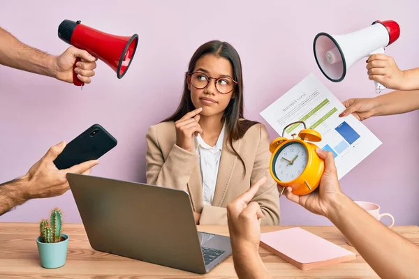 Vacker Latinamerikansk Kvinna Som Arbetar Kontoret Stress Allvarligt Ansikte Tänker — Stockfoto