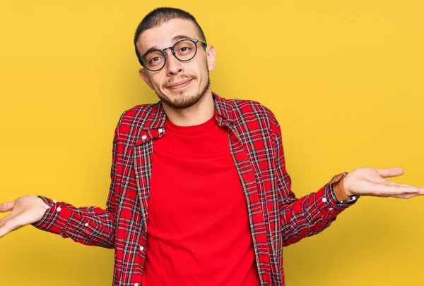 Jovem Hispânico Vestindo Roupas Casuais Sorrindo Mostrando Ambas Mãos Abertas — Fotografia de Stock