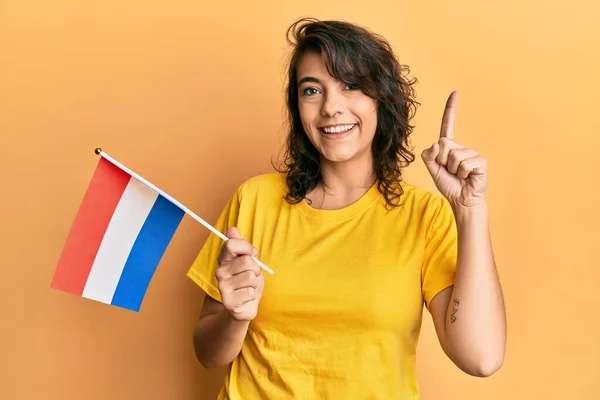 Junge Hispanische Frau Mit Holländischer Flagge Die Mit Einer Idee — Stockfoto