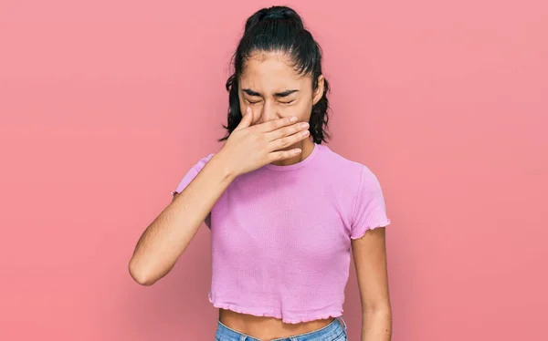 Adolescente Hispânica Com Aparelho Dentário Vestindo Roupas Casuais Sentindo Mal — Fotografia de Stock