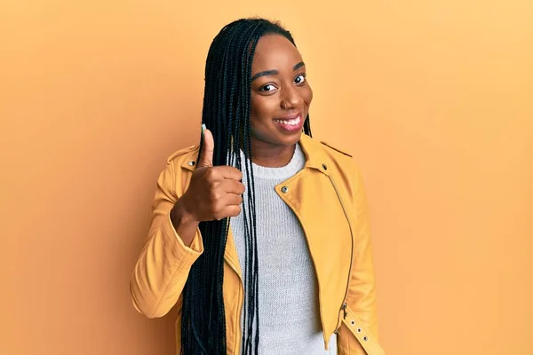 Junge Afrikanisch Amerikanische Frau Lässiger Jacke Macht Glückliche Daumen Nach — Stockfoto