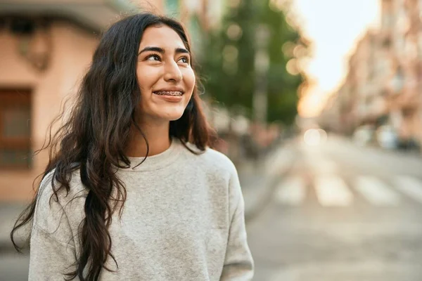 Giovane Ragazza Del Medio Oriente Sorridente Felice Piedi Alla Città — Foto Stock