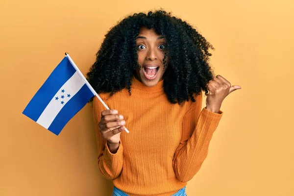 Afrikansk Amerikansk Kvinna Med Afro Hår Håller Honduras Flagga Pekar — Stockfoto