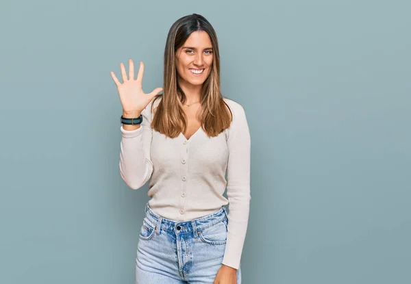 Junge Frau Lässiger Kleidung Zeigt Mit Finger Nummer Fünf Nach — Stockfoto