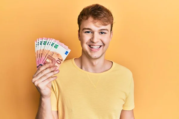 Молодий Кавказький Чоловік Тримає Купу Євро Банкнот Виглядають Позитивно Щасливо — стокове фото
