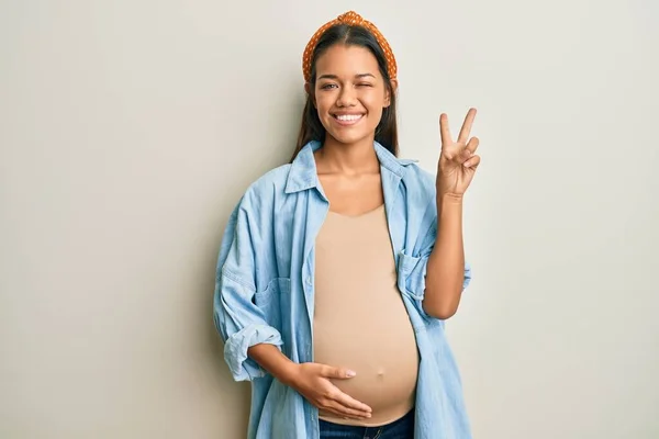Όμορφη Ισπανόφωνη Γυναίκα Περιμένει Ένα Μωρό Αγγίζοντας Έγκυο Κοιλιά Χαμογελά — Φωτογραφία Αρχείου