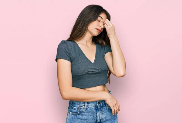 Jovem Bela Menina Adolescente Vestindo Casual Top Shirt Cansado Esfregando — Fotografia de Stock