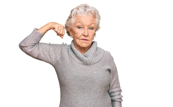 Senior Gråhåret Kvinne Med Tilfeldig Vintergenser Sterk Person Med Armmuskler – stockfoto