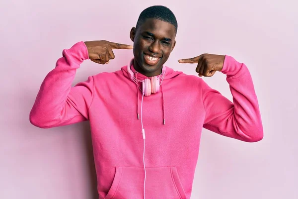 Ung Afrikansk Amerikansk Man Gympakläder Och Med Hörlurar Ler Glad — Stockfoto