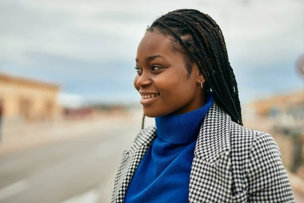 Молодая Африканская Американская Бизнесвумен Улыбается Счастливо Стоя Городе — стоковое фото