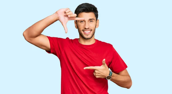 Junger Gutaussehender Mann Lässigem Rotem Shirt Lächelnd Mit Händen Und — Stockfoto